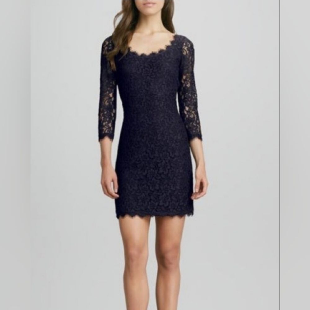 Diane von Furstenberg Zarita long sleeve  navy Lace Dress size 6